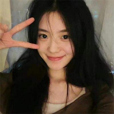 泳池里的男孩